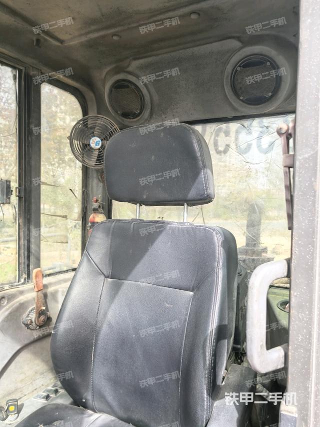 行走控制手柄和踏板 俯拍（驾驶室部分）