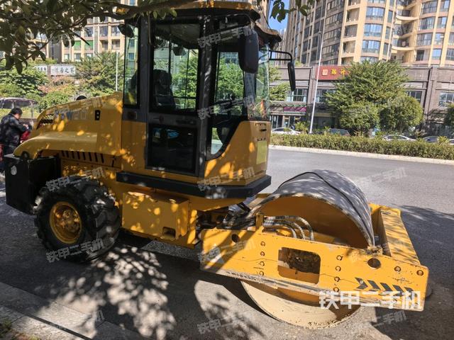 右后45°（压路机整机外观）