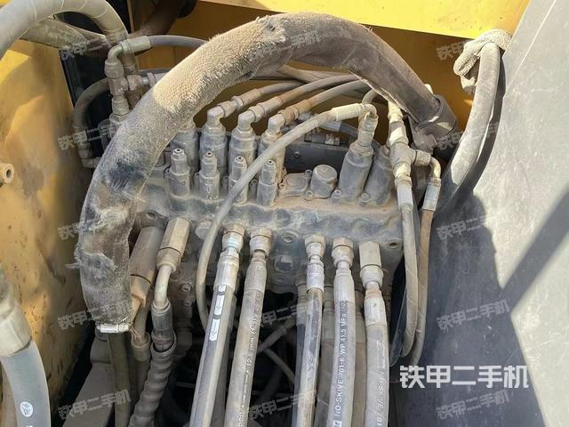 回转马达和主控阀（整机外观）