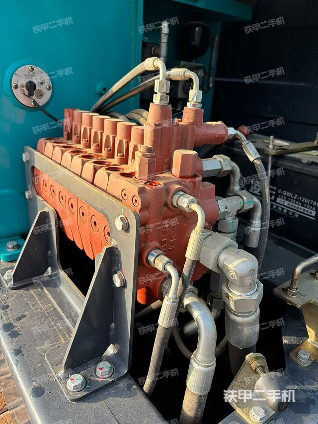 回轉(zhuǎn)馬達和主控閥（整機外觀）