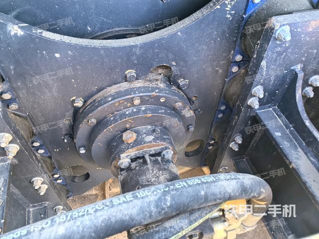 后轮左侧全景（压路机前后车架）