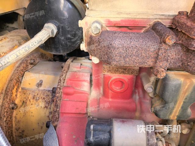 发动机上部全景（压路机发动机舱）