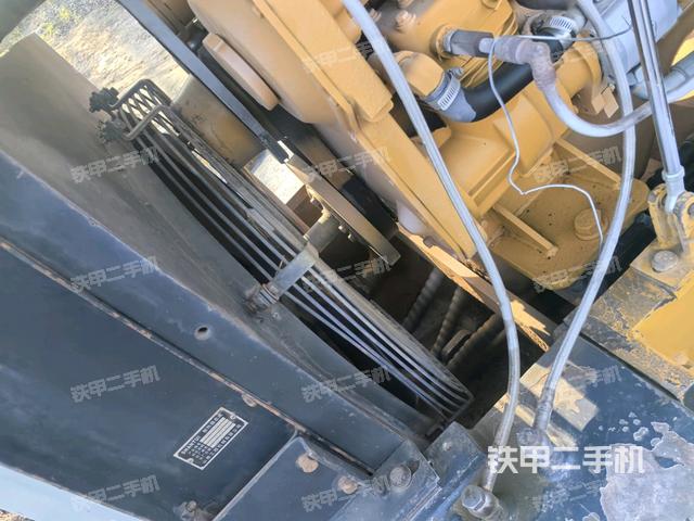 分動箱或變速箱（壓路機發(fā)動機艙）