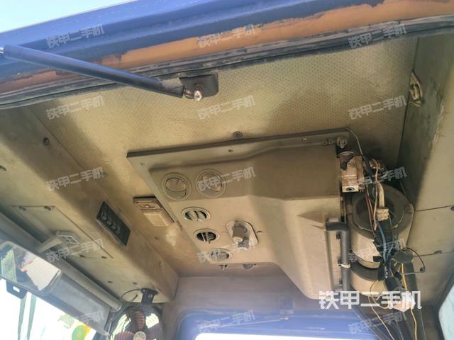 駕駛室頂蓬內(nèi)（壓路機(jī)駕駛室）