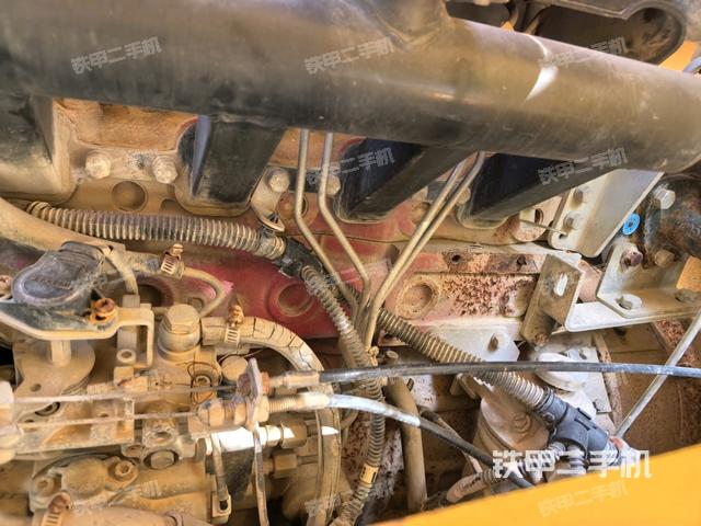 发动机左侧全景（压路机发动机舱）