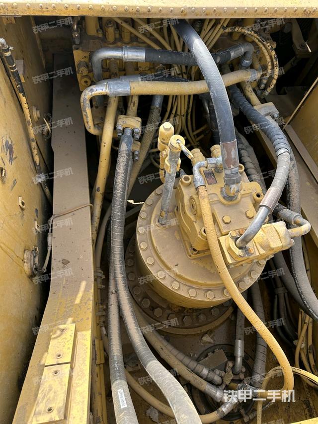 回转马达和主控阀（整机外观）