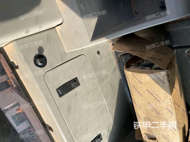 座椅右側(cè)控制臺(tái)/鑰匙門/油門/含右手柄（駕駛室部分）