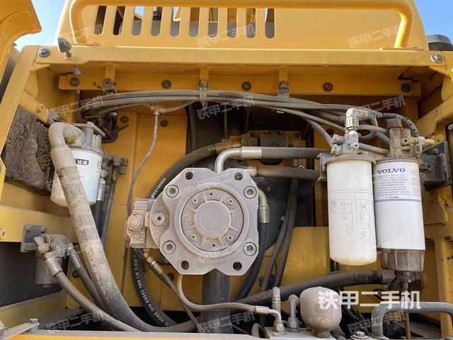 液壓泵艙室正面整體（整機(jī)外觀）