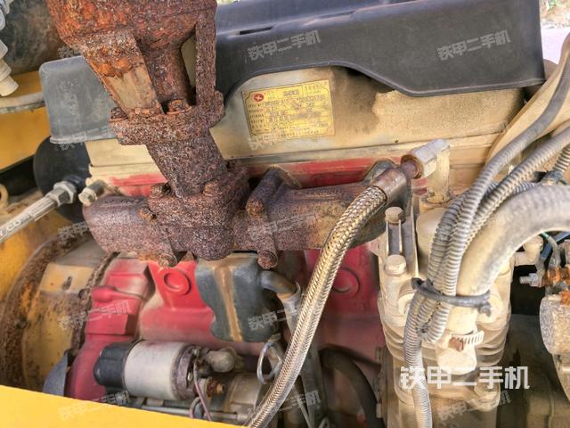 发动机右侧全景（压路机发动机舱）