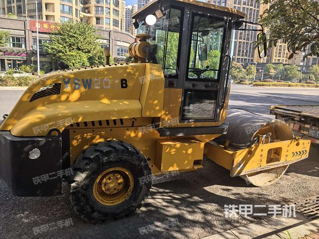 右前45°（压路机整机外观）