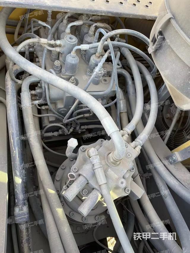 回轉(zhuǎn)馬達(dá)和主控閥（整機(jī)外觀）