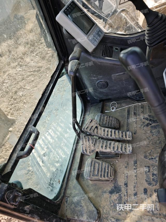 行走控制手柄和踏板?俯拍（駕駛室部分）