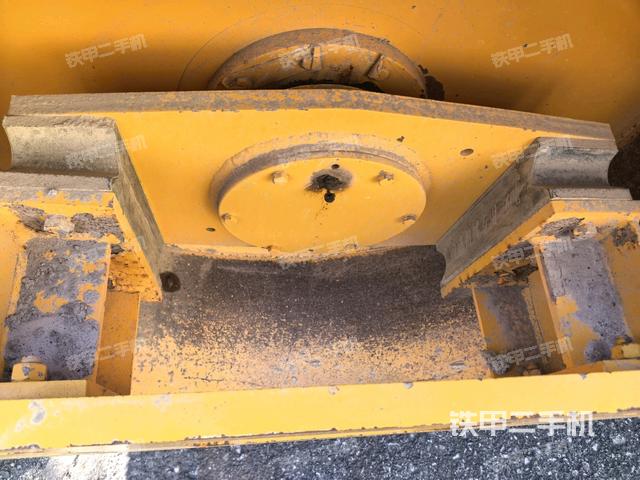 后轮右侧全景（压路机前后车架）