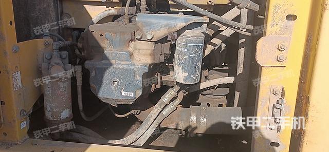 液压泵舱室正面整体（整机外观）