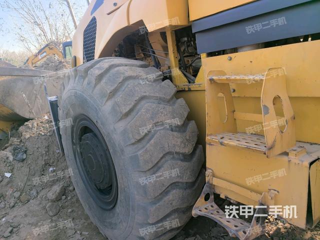 前輪右側減震塊連接及部件（壓路機前后車架）