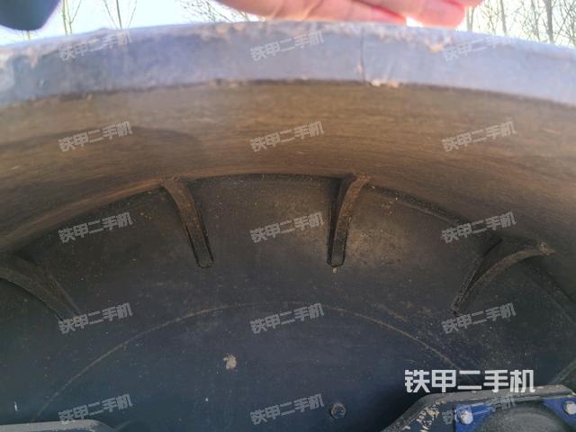 后轮右侧全景（压路机前后车架）