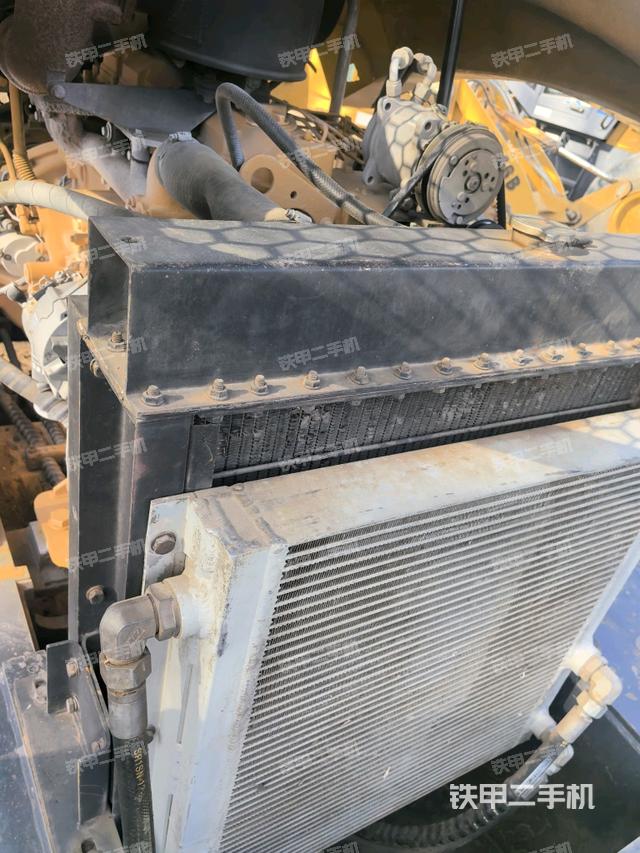 發(fā)動機右側全景（壓路機發(fā)動機艙）