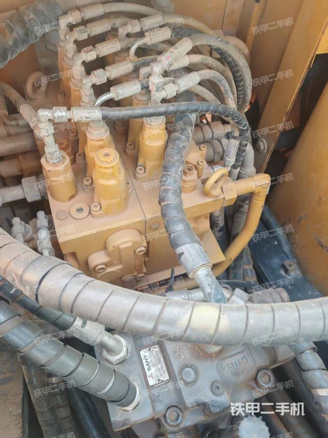 回轉(zhuǎn)馬達(dá)和主控閥（整機(jī)外觀）