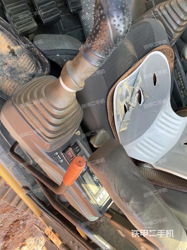 左后方玻璃角標(biāo)（駕駛室部分）