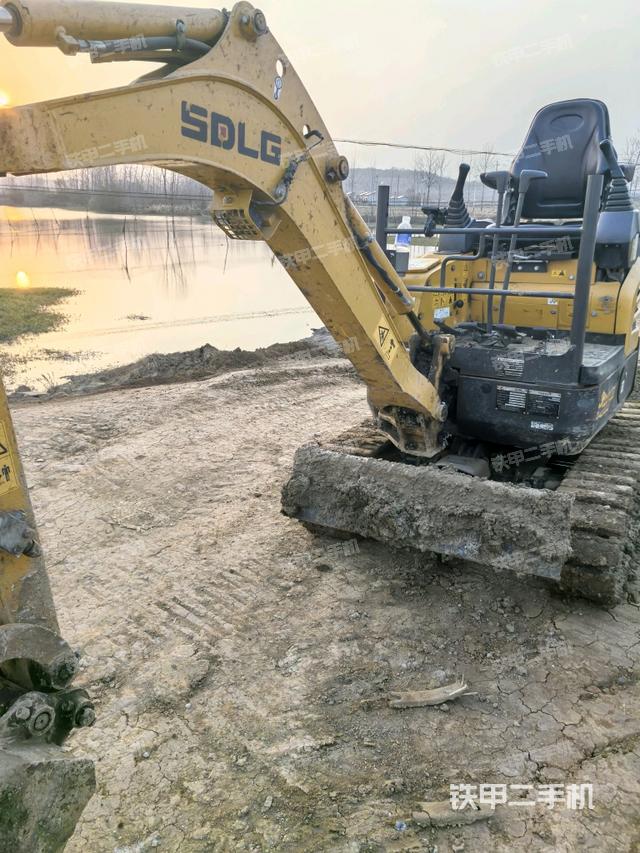 转盘和下车架正前（工作和回转装置）