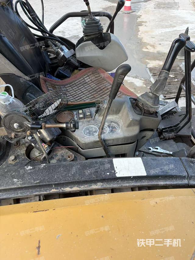 駕駛室整體（整機外觀）