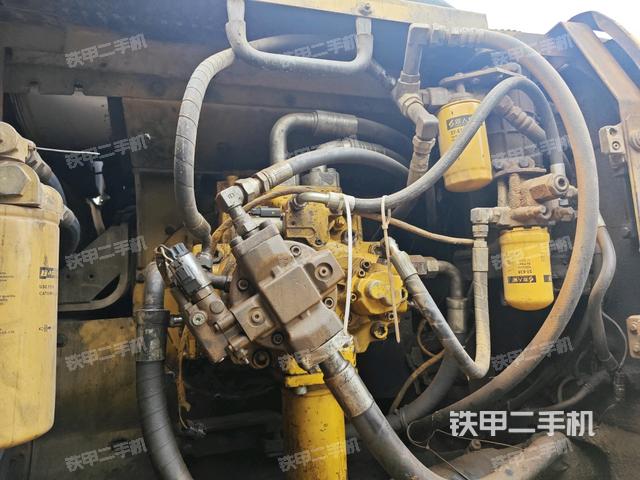 液壓泵艙室正面整體（整機外觀）