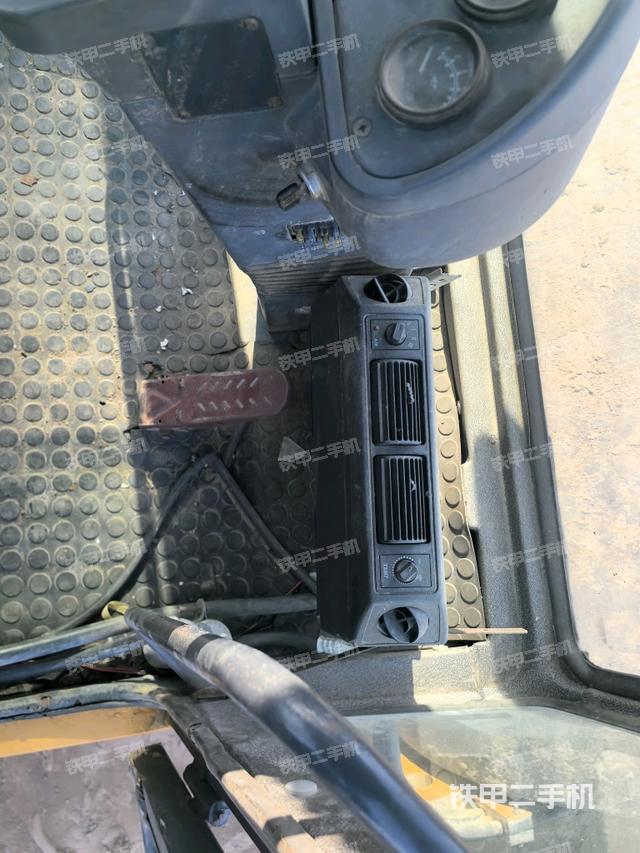 駕駛室頂蓬內(nèi)（壓路機駕駛室）