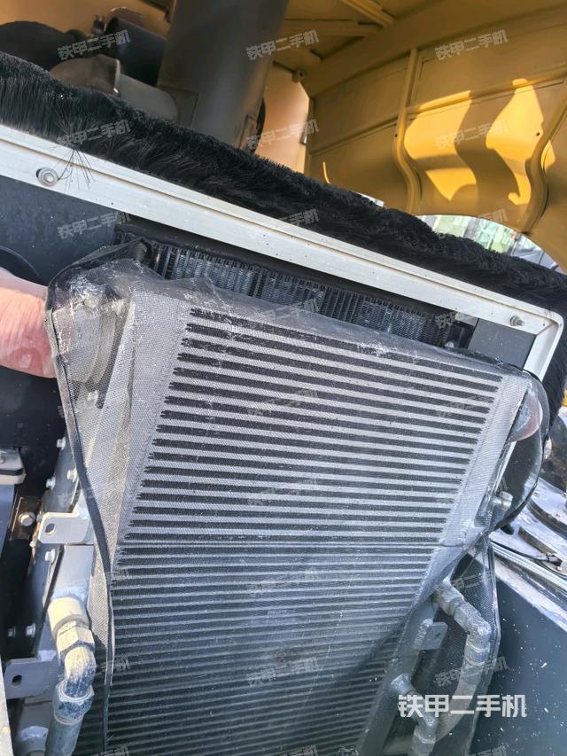 发动机左侧全景（压路机发动机舱）