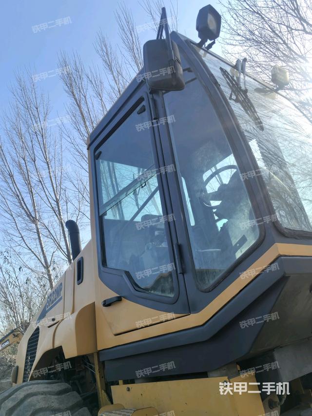 右側正面照（壓路機駕駛室）