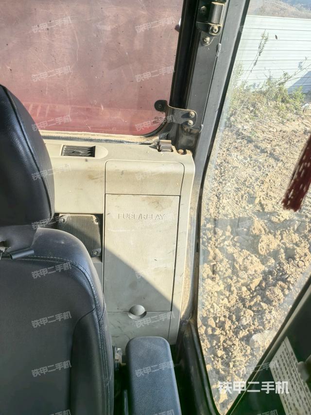 行走控制手柄和踏板?俯拍（駕駛室部分）