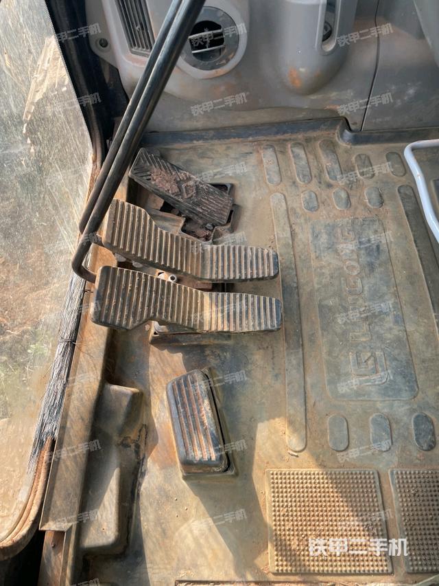 左后方玻璃角標(biāo)（駕駛室部分）