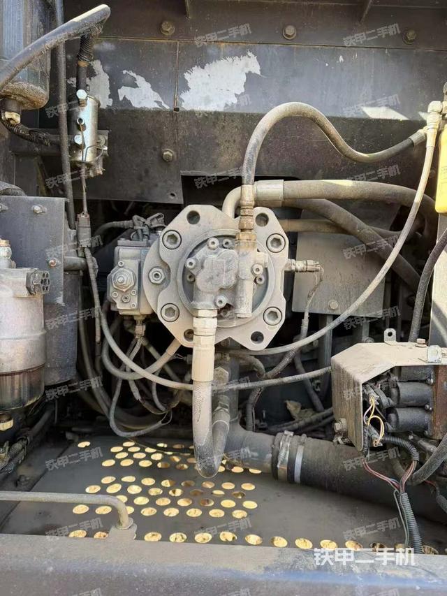 液壓泵艙室正面整體（整機(jī)外觀）