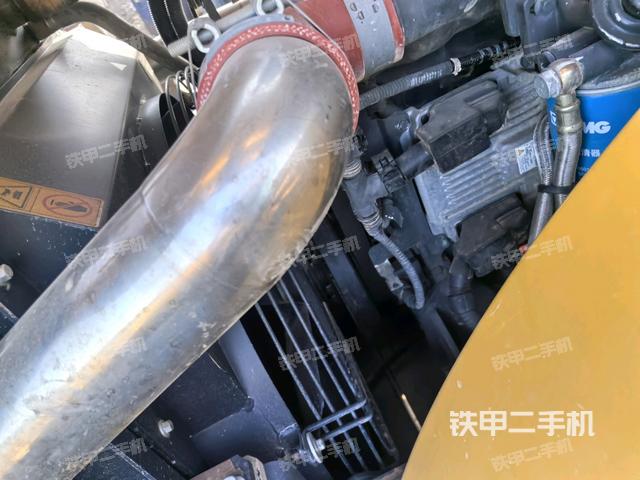 发动机上部全景（压路机发动机舱）