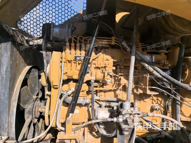 發(fā)動(dòng)機(jī)右側(cè)全景（壓路機(jī)發(fā)動(dòng)機(jī)艙）