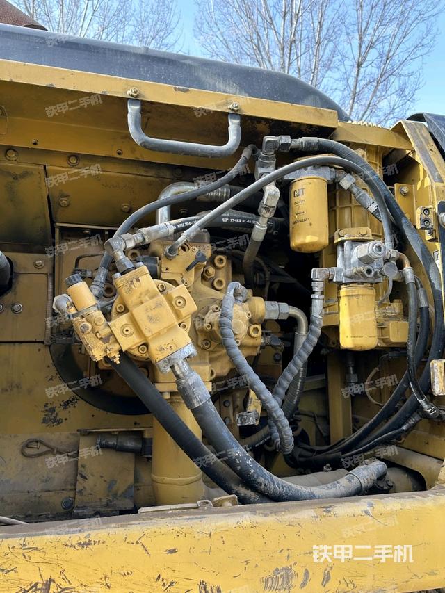 液压泵舱室正面整体（整机外观）