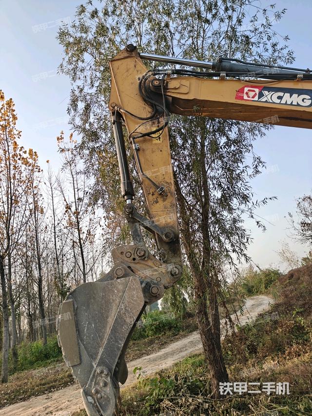 大臂油缸整体 竖拍（工作和回转装置）