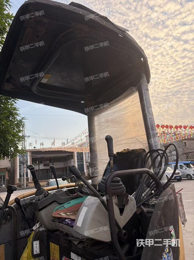 駕駛室頂部（整機外觀）