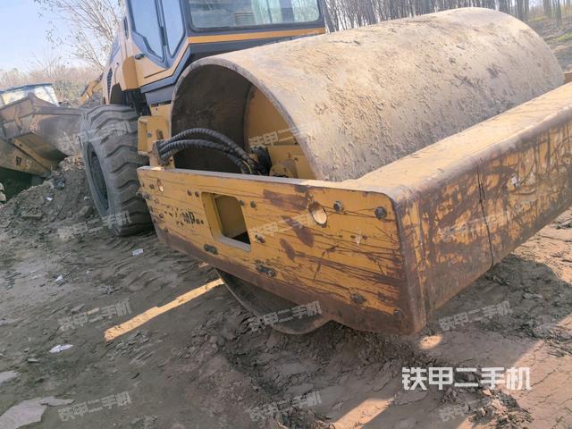 后輪右側全景（壓路機前后車架）