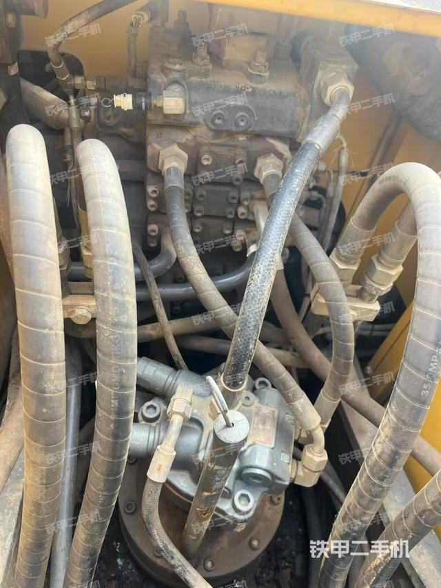 回转马达和主控阀（整机外观）