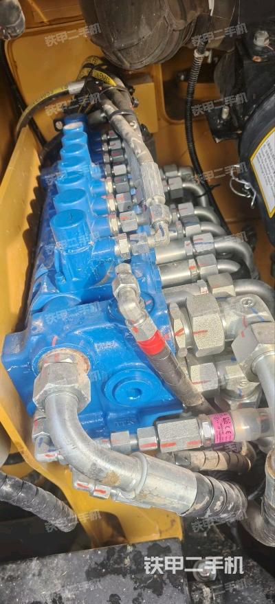 回转马达和主控阀（整机外观）