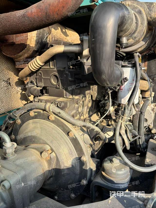 液压泵舱室正面整体（整机外观）