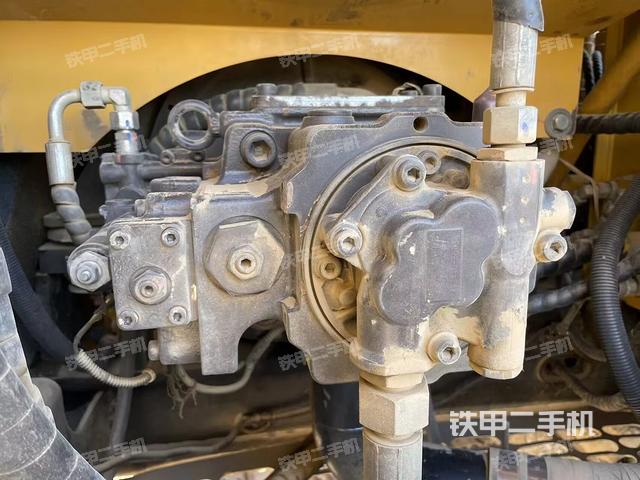 液压泵舱室正面整体（整机外观）