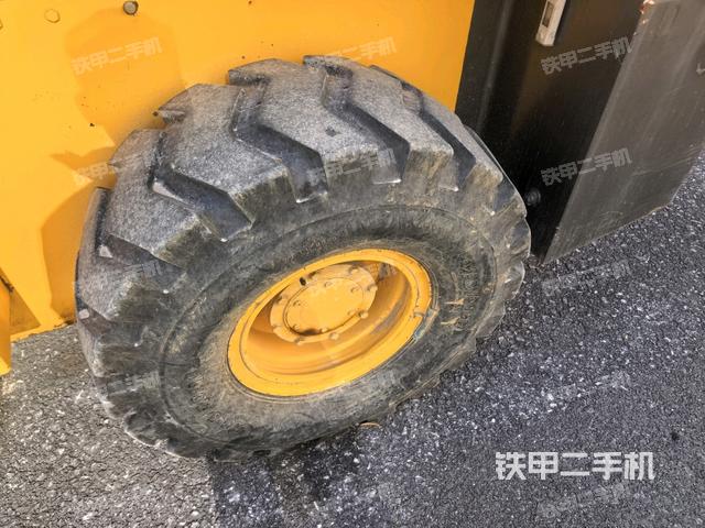 前轮左侧减震块连接及部件（压路机前后车架）