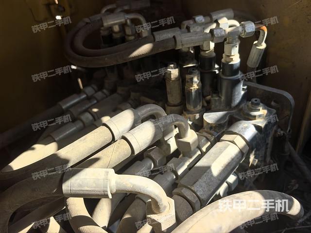 回转马达和主控阀（整机外观）