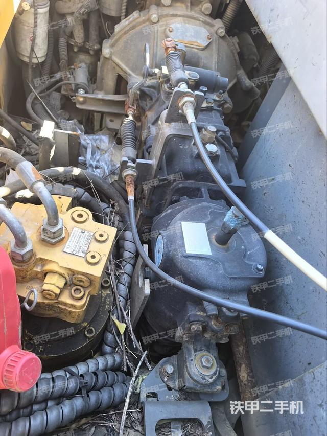 液压泵舱室正面整体（整机外观）