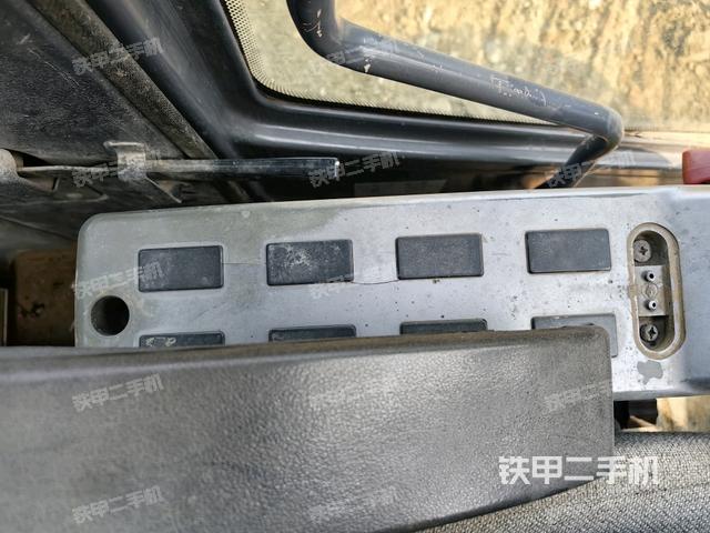 座椅右側(cè)控制臺/鑰匙門/油門/含右手柄（駕駛室部分）