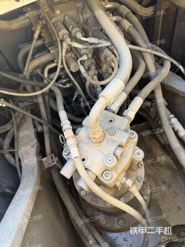 回轉(zhuǎn)馬達(dá)和主控閥（整機(jī)外觀）