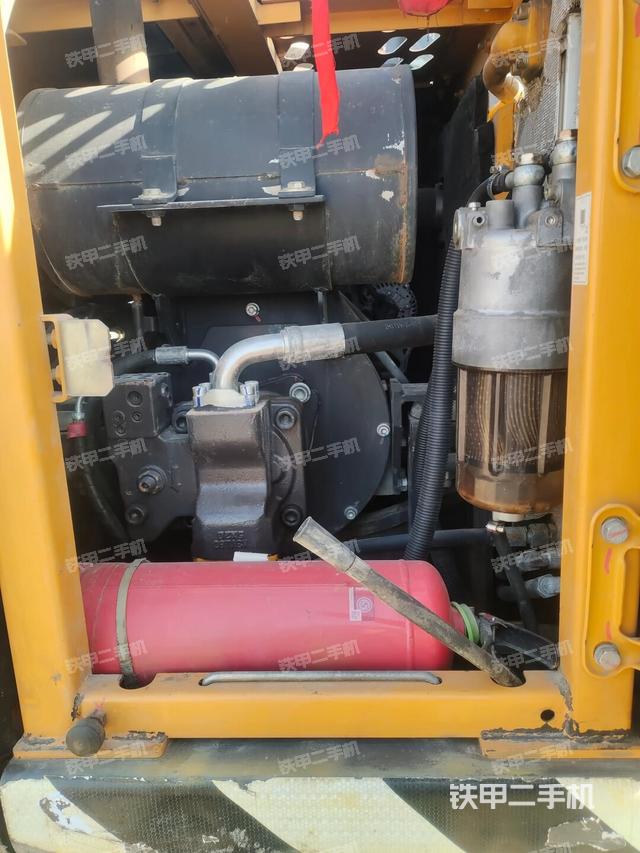 液压泵舱室正面整体（整机外观）