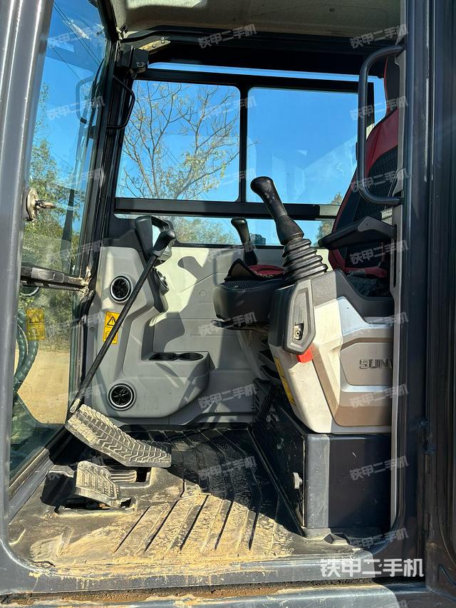 駕駛室整體（整機外觀）