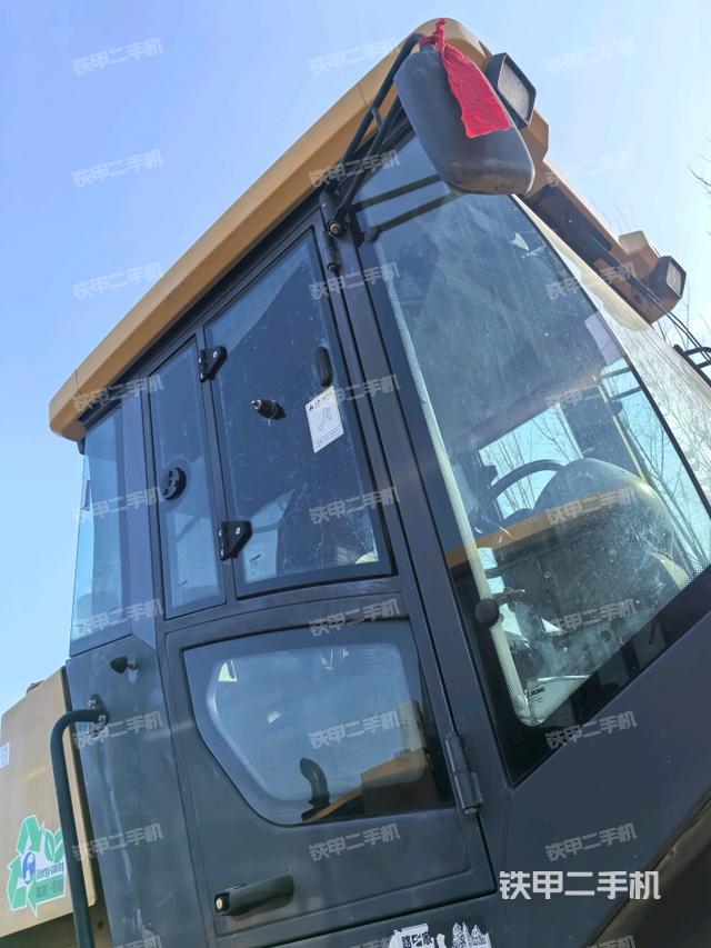右侧正面照（压路机驾驶室）